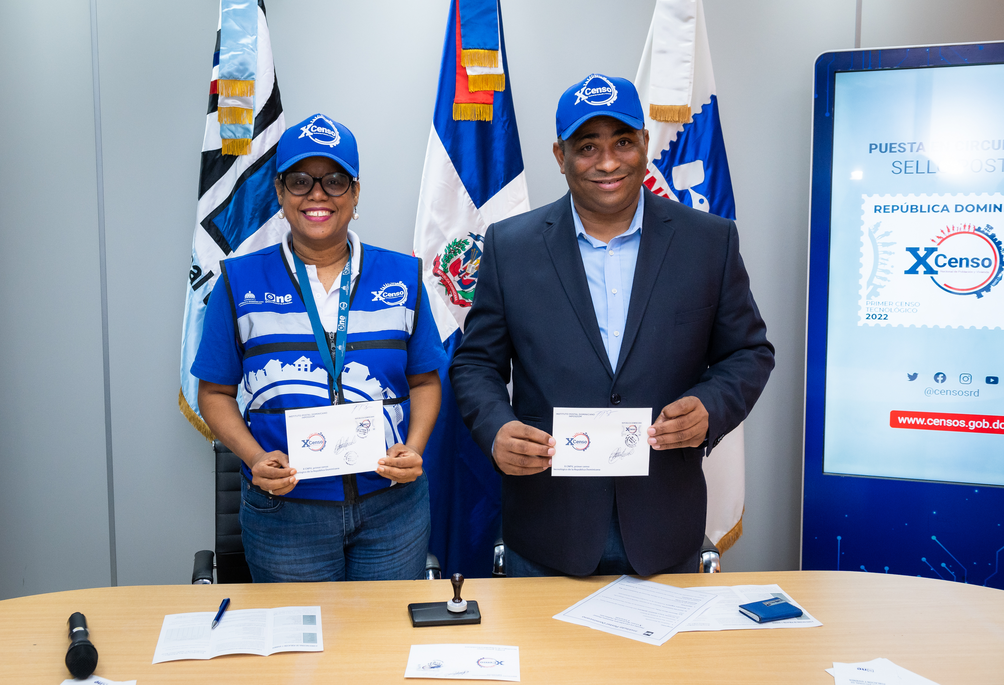 La ONE y el INPOSDOM ponen a circular sello postal del X Censo Nacional de Población y Vivienda