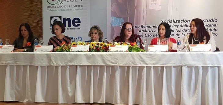 Las mujeres dedican 21.6 horas más que los hombres a Trabajo No Remunerado en RD