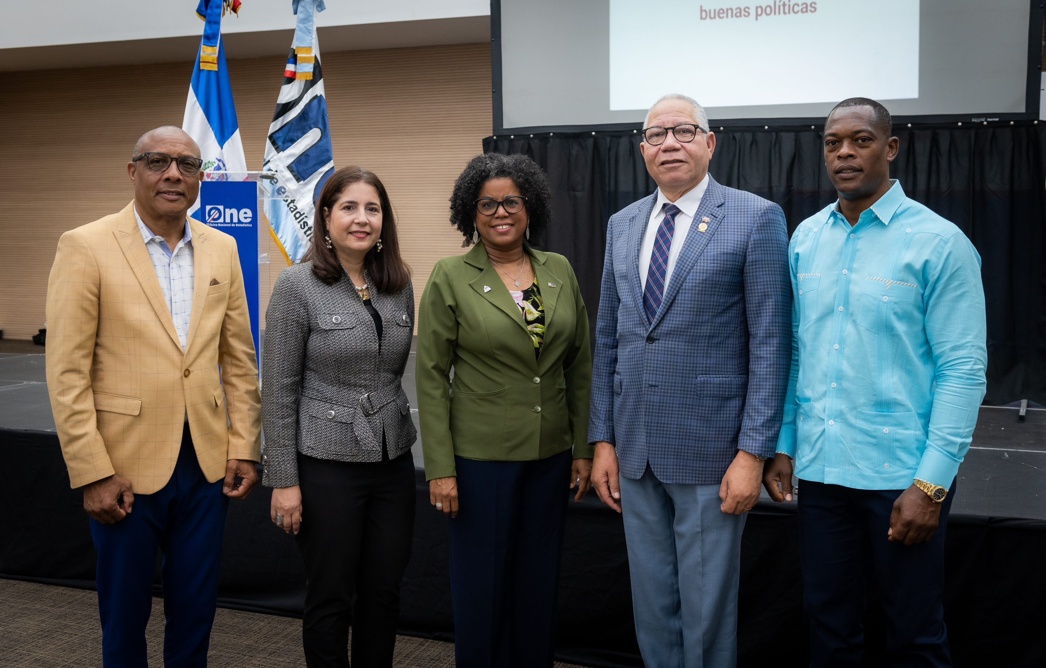 ONE imparte taller “Empoderamiento organizacional de las autoridades locales para el XCNPV” a directores de distritos municipales
