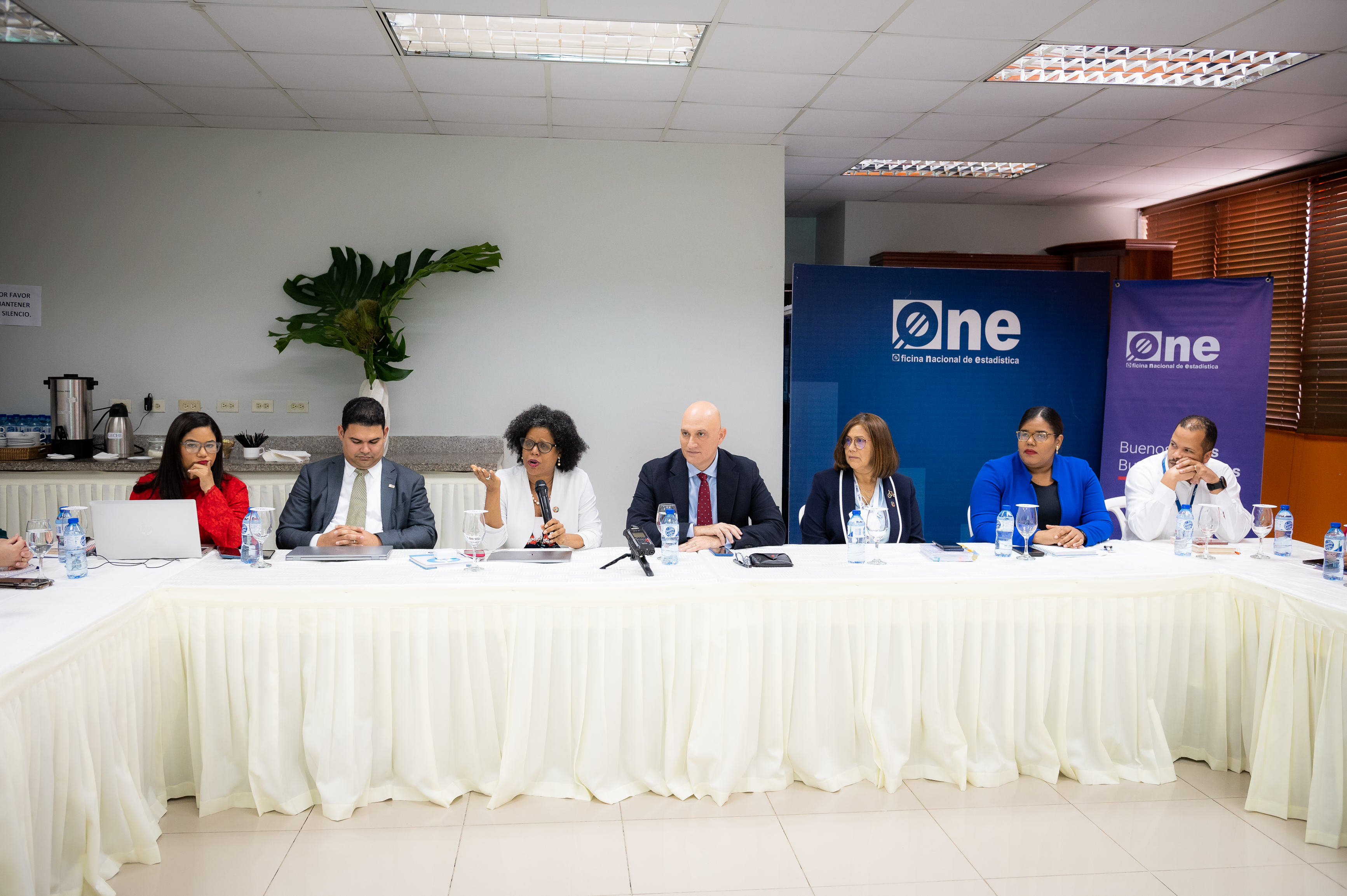 Directora de la ONE presenta a ministro Pável Isa Contreras los logros, avances y desafíos para política de Gestión de Datos