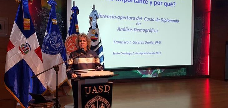 La ONE y la UASD realizan conferencia magistral sobre la importancia de la demografía.