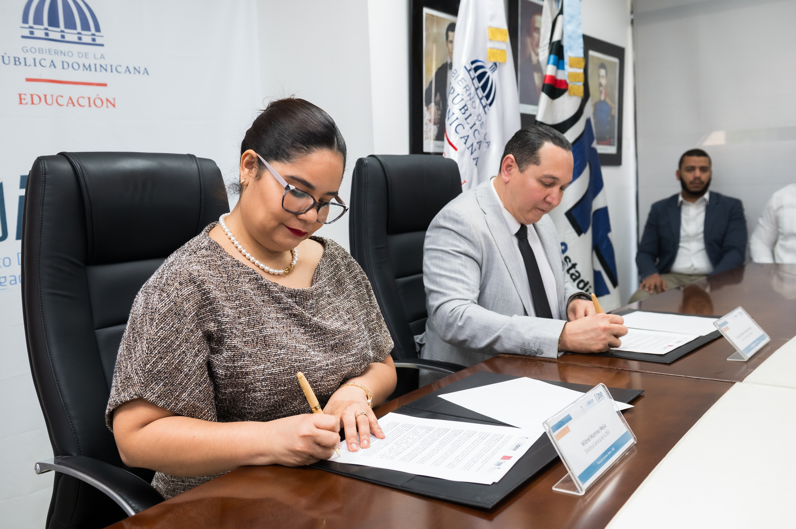 La ONE e Ideice firman convenio para fortalecer la investigación educativa y la toma de decisiones basadas en evidencia