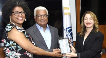 ONE entrega 2,575 tabletas a Bienes Nacionales