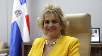 La mujeres ocuparon el 31.1% de los puestos de trabajos en empresas sector alojamiento y servicio de comida.