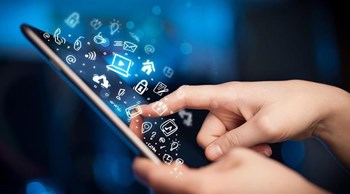 Los teléfonos móviles y las tabletas desplazan el uso de las computadoras de escritorio.