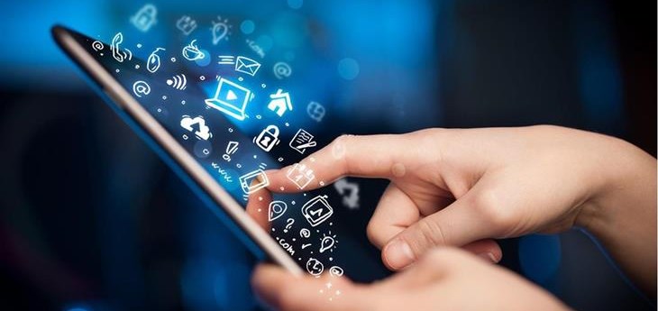 Los teléfonos móviles y las tabletas desplazan el uso de las computadoras de escritorio.